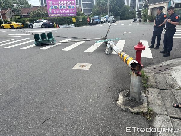 ▲強勁東北季風發威，苑裡鎮一處路口的交通號誌遭強風吹倒，差點壓中人車。（圖／記者楊永盛翻攝）