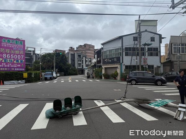 ▲強勁東北季風發威，苑裡鎮一處路口的交通號誌遭強風吹倒，差點壓中人車。（圖／記者楊永盛翻攝）