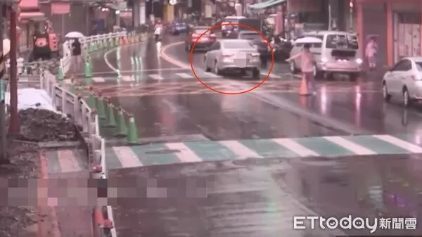 ▲▼石男車輛停在路中暈倒在車內，路人協助擺放三角錐，救護人員緊急將他送醫急救             。（圖／記者陳以昇翻攝）