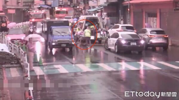 ▲▼石男車輛停在路中暈倒在車內，路人協助擺放三角錐，救護人員緊急將他送醫急救             。（圖／記者陳以昇翻攝）