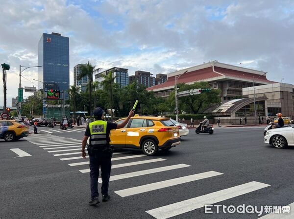 ▲警政署通令全台警方，做好光復節連假的交通疏導工作。（圖／記者張君豪翻攝）