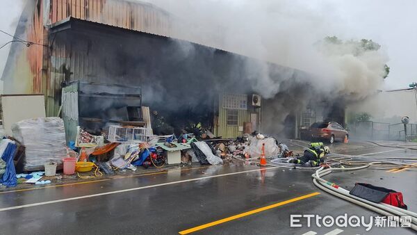 ▲桃園市桃園區樹仁三街火警，1男1女疑受困，現場搶救中。（圖／記者沈繼昌翻攝）