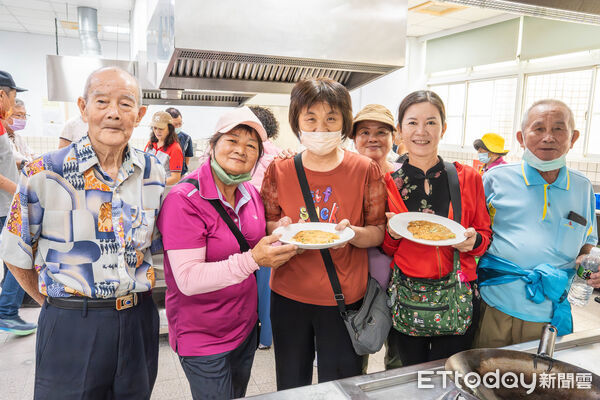 ▲嘉藥邀西港長輩走進校園體驗飛輪課程，重陽節動出健康活力。（記者林東良翻攝，下同）