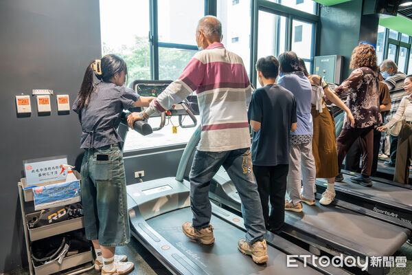 ▲嘉藥邀西港長輩走進校園體驗飛輪課程，重陽節動出健康活力。（記者林東良翻攝，下同）