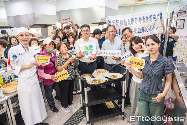 ▲嘉藥邀西港長輩走進校園體驗飛輪課程，重陽節動出健康活力。（記者林東良翻攝，下同）