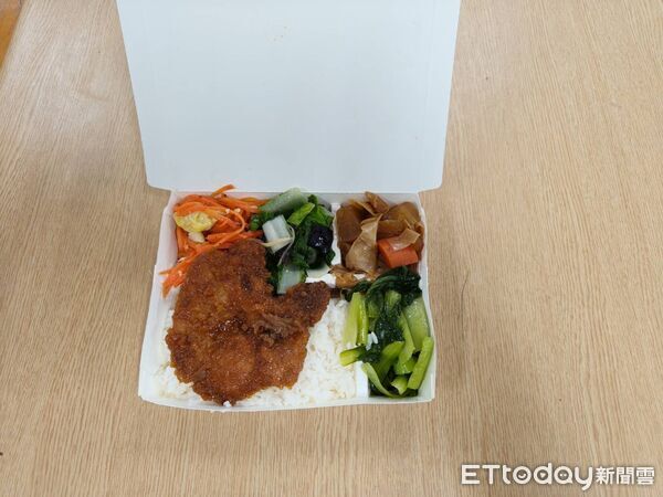 ▲▼古志鈞員警與黃姓婦人合照。（圖／記者吳世龍翻攝）