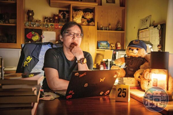 葉怡伶的辦公室裡，犯罪心理學書籍與毛茸茸玩偶並列，她笑說：「我每天都要看一些『髒東西』，所以我才喜歡可愛的東西。」