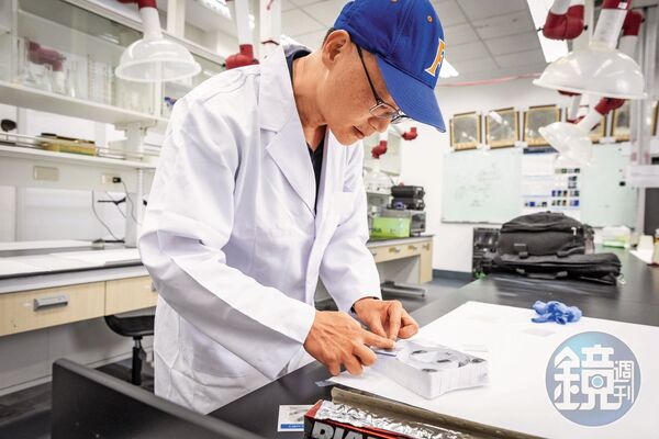 陳俊傑示範採集指紋，強調每一枚指紋皆獨一無二，是還原真相的最古老也最精準的證據。