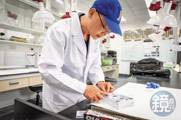 陳俊傑示範採集指紋，強調每一枚指紋皆獨一無二，是還原真相的最古老也最精準的證據。