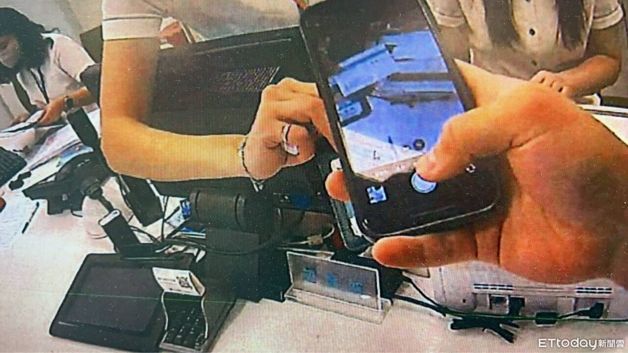 「表弟要來拿錢」嘉義婦欲提220萬頻看手機　行員起疑通報阻詐