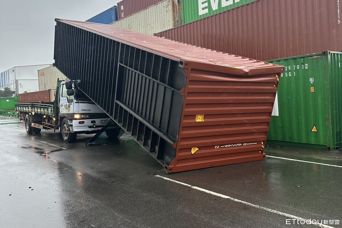 快訊／強風狂襲！台北港貨櫃遭吹落重砸貨車　司機一舉動逃劫