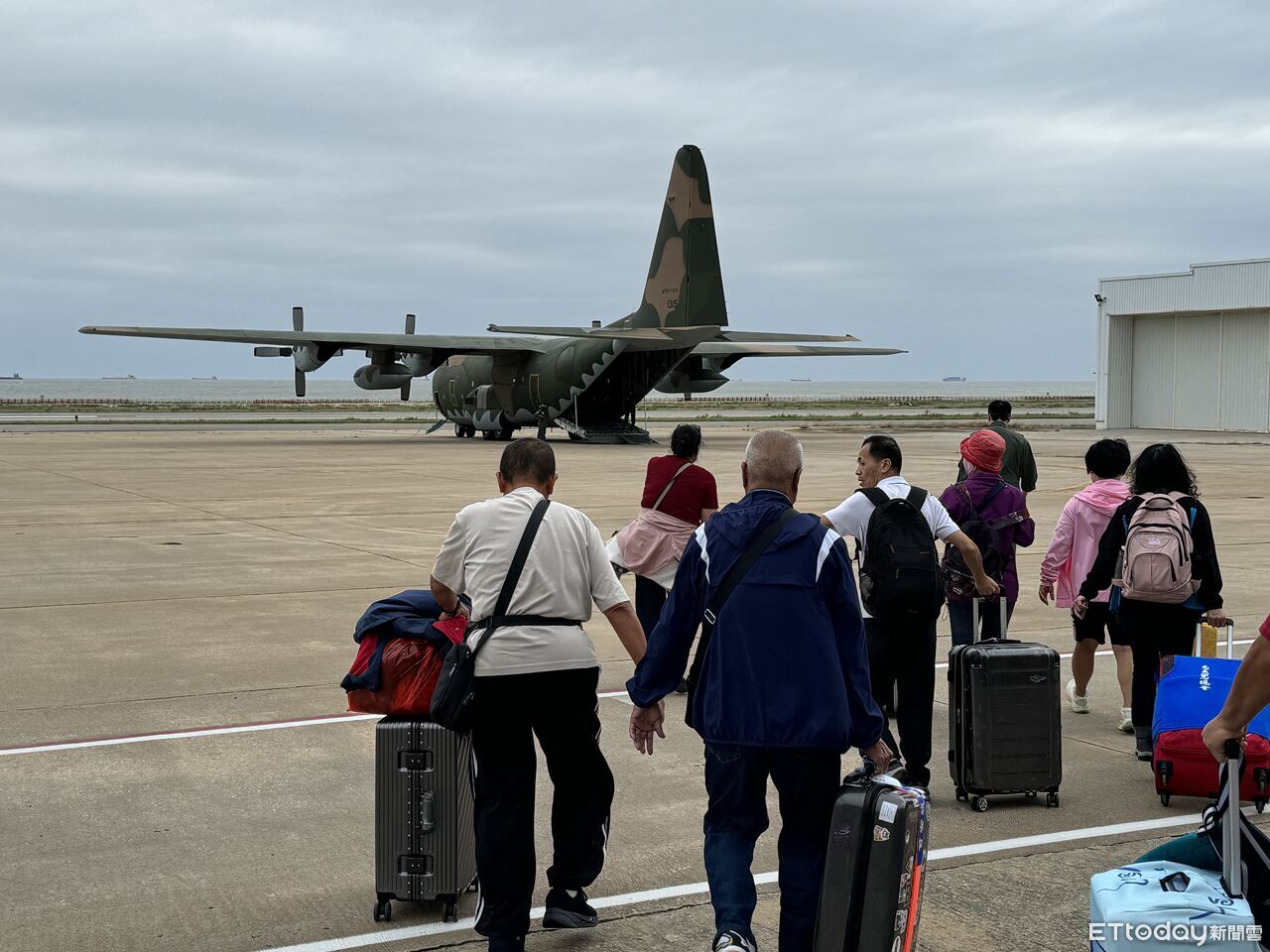 小三通航班遭強風打亂　金門機場擠爆！軍機支援疏運