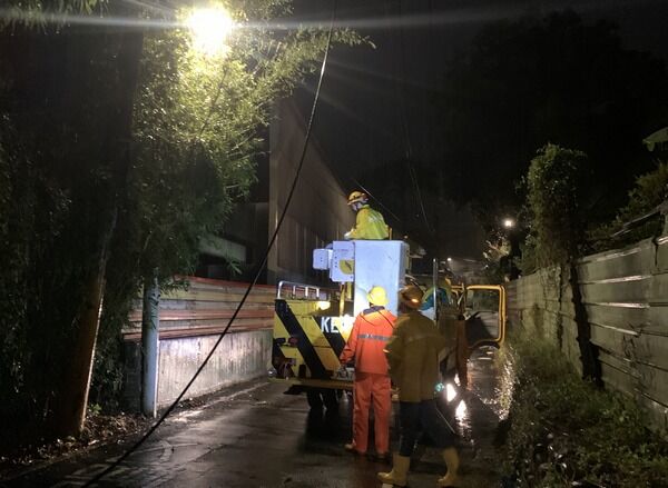 桃園龜山一帶停電 台電派員冒風雨緊急搶修中