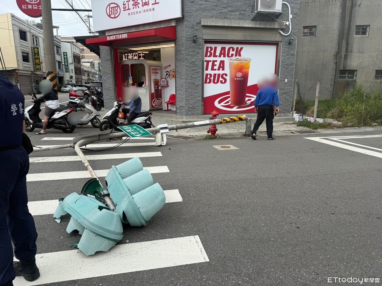 苗栗紅綠燈被吹倒!10級東北季風發威 險壓人車