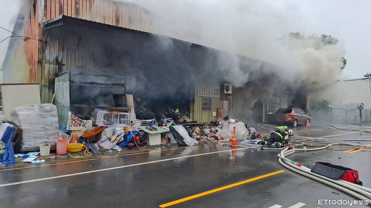 快訊/桃園鐵皮倉庫起火!「1男1女」疑受困失聯 現場搶救中