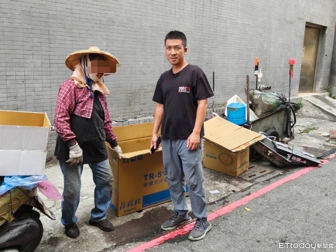 高雄警送暖拾荒婦「幫買便當還加菜」　還助整理回收物
