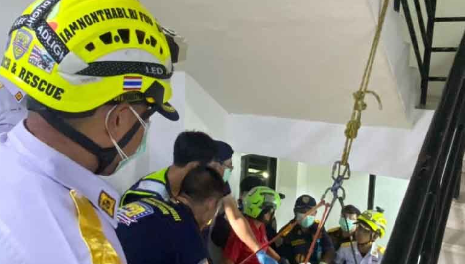 ▲▼300公斤泰男突呼吸困難！出動20消防吊掛救人。（圖／翻攝自Khaosod）