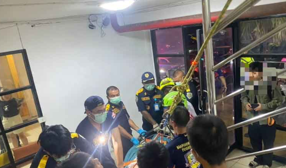 ▲▼300公斤泰男突呼吸困難！出動20消防吊掛救人。（圖／翻攝自Khaosod）