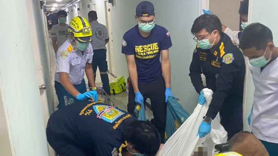 ▲▼300公斤泰男突呼吸困難！出動20消防吊掛救人。（圖／翻攝自Khaosod）