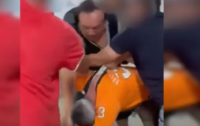 女兒上課玩手機被罵　虎爸氣炸衝進教室「狂揍老師9拳」全被拍