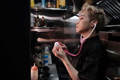 黃號新歌MV藏「哭哭蛋包飯」　唱出：分手太熟難當朋友