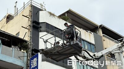 快訊／驚險救援！工人摔落隔壁5樓屋頂　雲梯車吊掛送醫