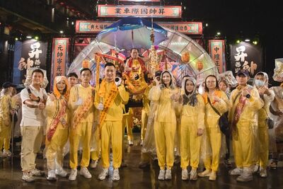 黃衣大軍風雨無阻 桃園護國宮太子爺遶境創紀錄