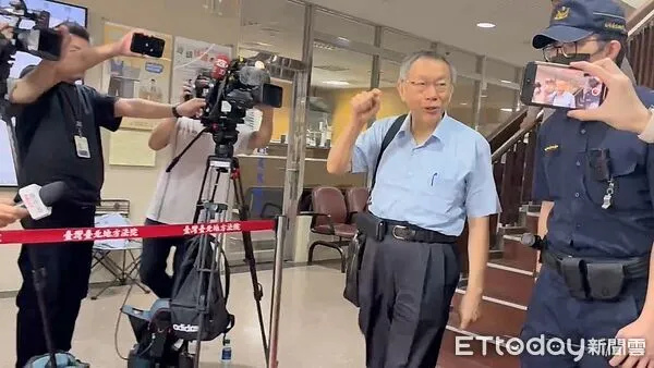 ▲▼涉犯政治獻金案的台灣民眾黨前主席柯文哲，今（23日）到台北地院出庭，聽完媒體大亨邱復生證詞100萬元是企劃非投資，柯批檢方的起訴是「文字獄」。（圖／記者黃哲民攝）