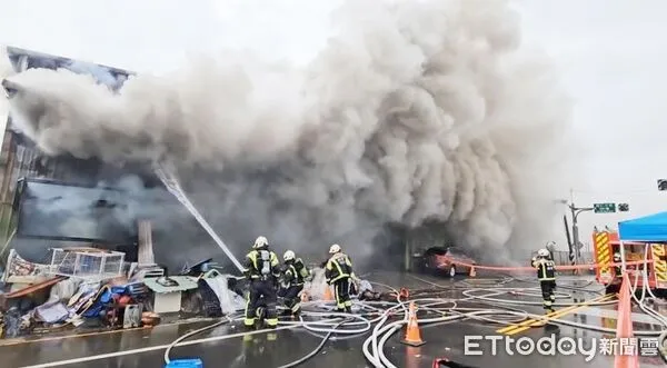 ▲桃園市桃園區樹仁三街五金倉庫今天上午發生大火，打火兄弟持續灌救中。（圖／記者沈繼昌翻攝）