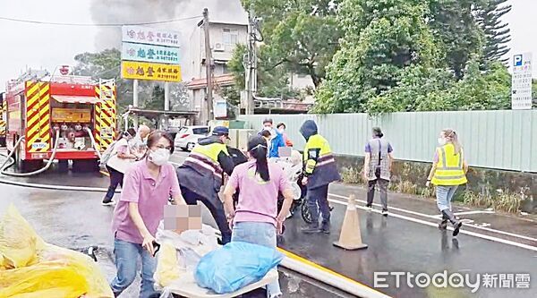 ▲桃園市桃園區樹仁三街五金倉庫今天上午發生大火，附近安養院在桃園警方協助下疏散院內老人。（圖／記者沈繼昌翻攝）