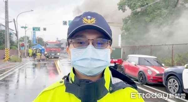 ▲桃園市桃園區樹仁三街五金倉庫今天上午發生大火，桃園警分局大樹派出所所長馮清豪說明警方協助消防人員疏散院內老人過程。（圖／記者沈繼昌翻攝）