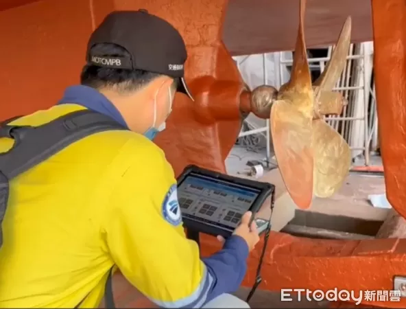 ▲現場使用船舶智慧檢查系統。（圖／航港局提供）