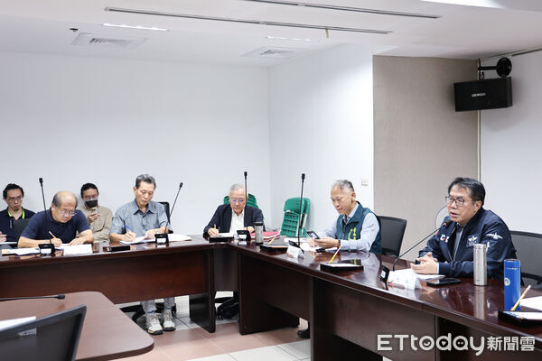 ▲台南市長黃偉哲於永華市政中心主持非洲豬瘟防疫專家及跨局處聯繫會議，宣佈啟動最高層級整備。（記者林東良翻攝，下同）