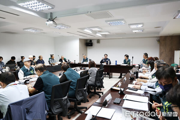 ▲台南市長黃偉哲於永華市政中心主持非洲豬瘟防疫專家及跨局處聯繫會議，宣佈啟動最高層級整備。（記者林東良翻攝，下同）
