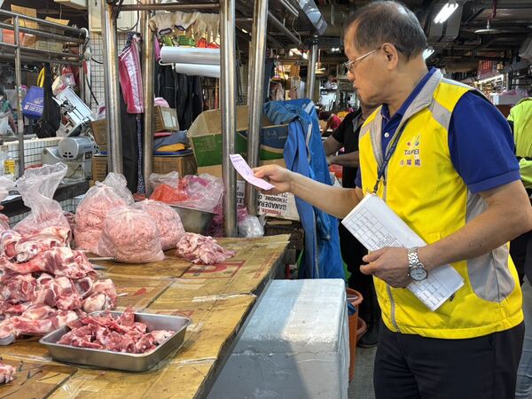 ▲台北市政府市場處偕同衛生局、動保處及警察局前往環南市場、西寧市場及南門市場聯合稽查。（圖／產發局提供）
