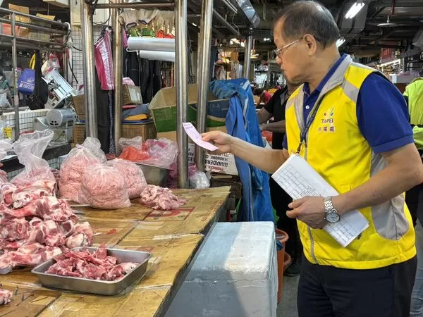 ▲台北市政府市場處偕同衛生局、動保處及警察局前往環南市場、西寧市場及南門市場聯合稽查。（圖／產發局提供）