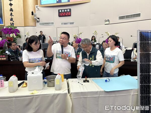 ▲台南市議員蔡育輝等人質詢時敲碎光電板，投入烏山頭水庫水樣中，請市長黃偉哲簽名封存3個月後檢驗。（記者林東良翻攝，下同）