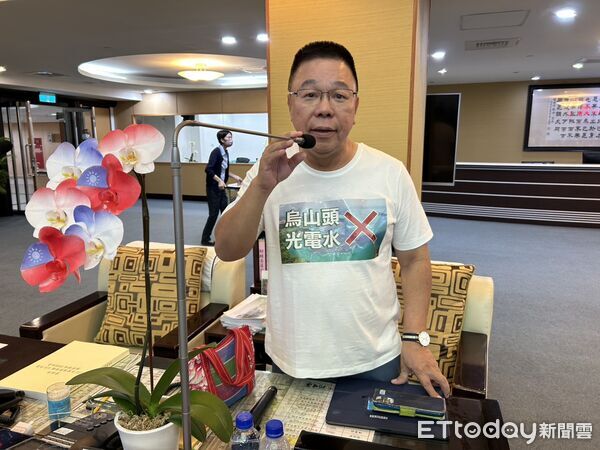 ▲台南市議員蔡育輝等人質詢時敲碎光電板，投入烏山頭水庫水樣中，請市長黃偉哲簽名封存3個月後檢驗。（記者林東良翻攝，下同）