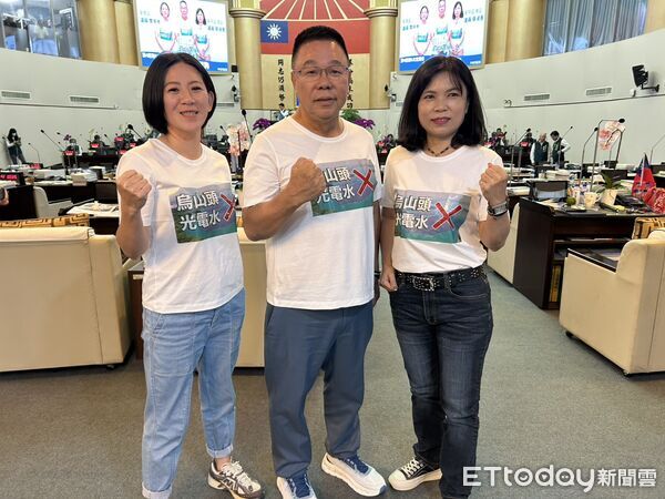 ▲台南市議員蔡育輝等人質詢時敲碎光電板，投入烏山頭水庫水樣中，請市長黃偉哲簽名封存3個月後檢驗。（記者林東良翻攝，下同）