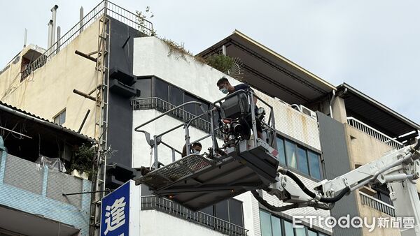 ▲▼黃姓工人在修繕透天厝5樓加蓋遮雨棚時，不慎摔落至隔壁透天厝5樓屋頂，消防人員利用雲梯車將人吊掛至地面送醫。（圖／記者吳世龍攝）