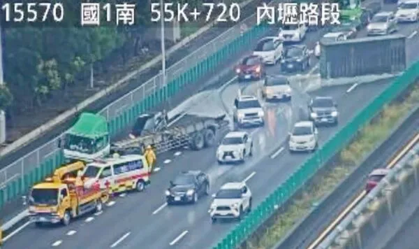 ▲國道桃園北向55.9公里處今天上午發生貨櫃車與休旅車碰撞事故，後方圍堵逾5公里。（圖／翻攝自國道即時路況）