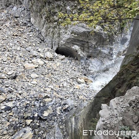 ▲▼燕子口堰塞湖水位穩定、壩體無異常，對下游居民暫無直接威脅，近日暫未有豪大雨，經專業評估，暫解除警戒。（圖／花蓮分署提供，下同）