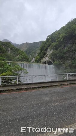 ▲▼燕子口堰塞湖水位穩定、壩體無異常，對下游居民暫無直接威脅，近日暫未有豪大雨，經專業評估，暫解除警戒。（圖／花蓮分署提供，下同）