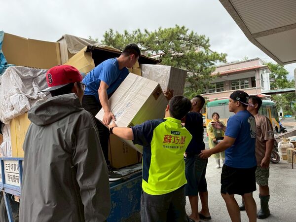 ▲▼蘇巧慧媒介多家廠商，捐贈近200件家具、家電等物資到災區。（圖／蘇巧慧國會辦公室提供）