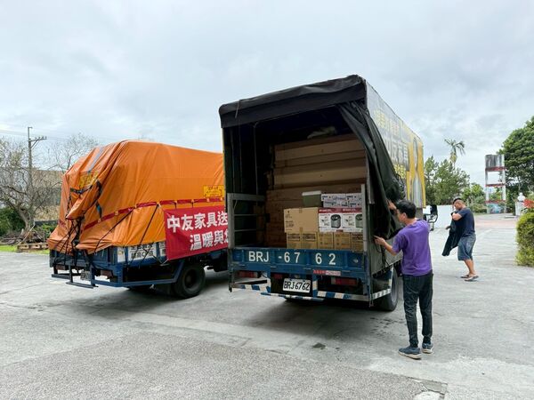 ▲▼蘇巧慧媒介多家廠商，捐贈近200件家具、家電等物資到災區。（圖／蘇巧慧國會辦公室提供）