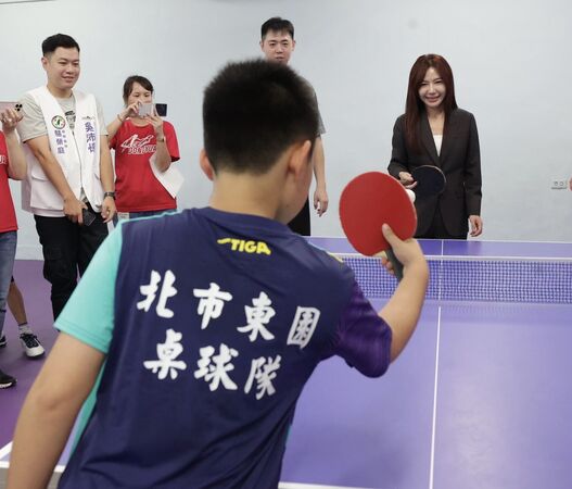 ▲▼民進黨立委吳沛憶助東園國小桌球隊裝備升級。（圖／立委吳沛憶國會辦公室提供）