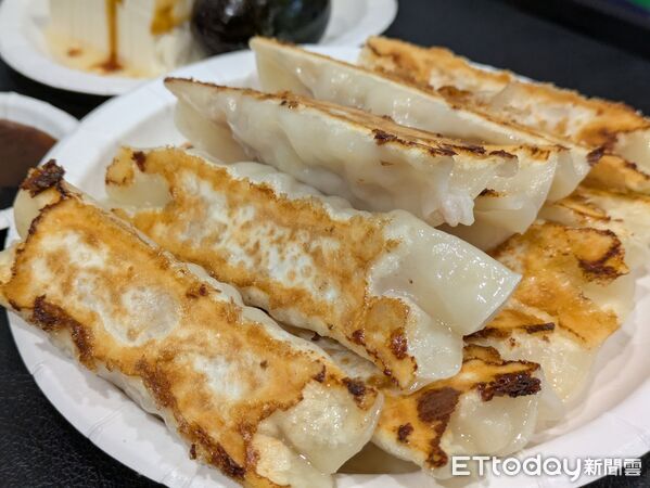 ▲八方雲集鍋貼 。（圖／記者黃士原攝）