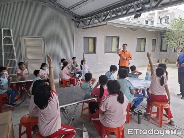 ▲楠西消防分隊進入小太陽關懷協會向學童宣導防火與用電安全。（記者林東良翻攝，下同）