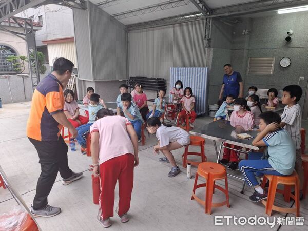 ▲楠西消防分隊進入小太陽關懷協會向學童宣導防火與用電安全。（記者林東良翻攝，下同）