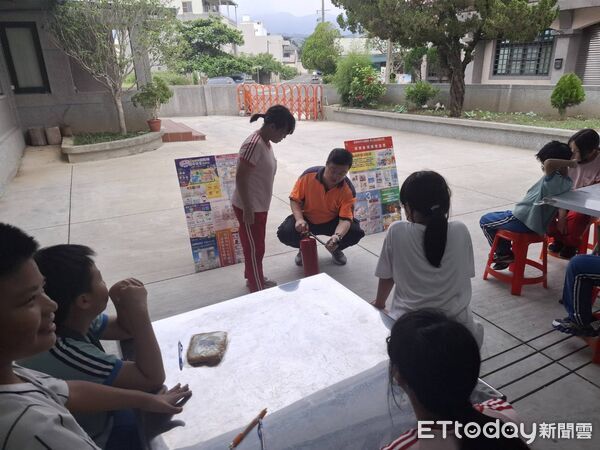▲楠西消防分隊進入小太陽關懷協會向學童宣導防火與用電安全。（記者林東良翻攝，下同）